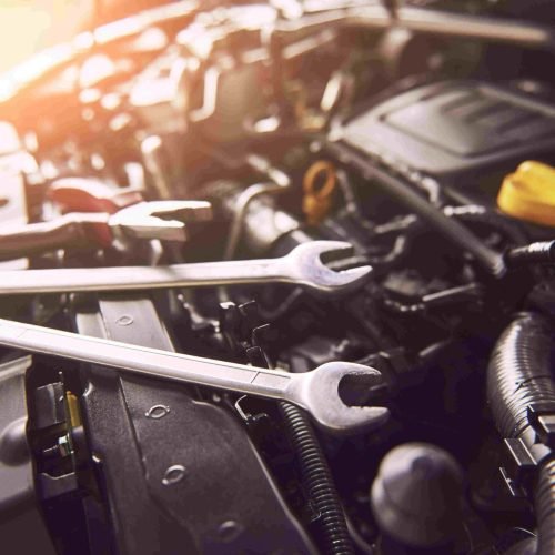 mechanic-hand-checking-fixing-br Diagnostyka układu napędowego – naprawa silnika i skrzyni biegów Lublin